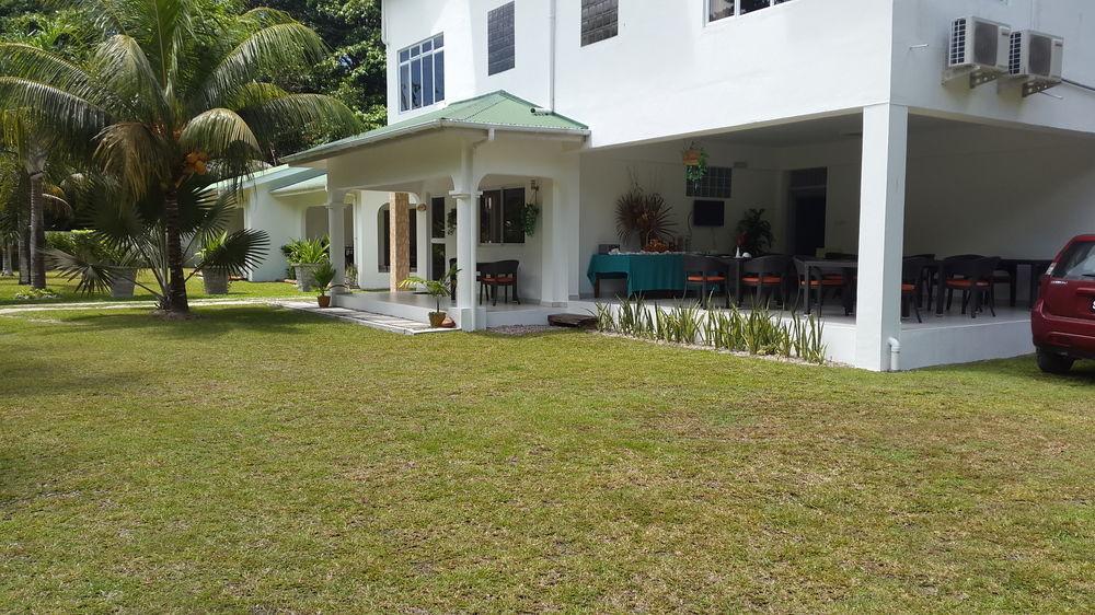 La Modestie Guest House Grand Anse  Extérieur photo