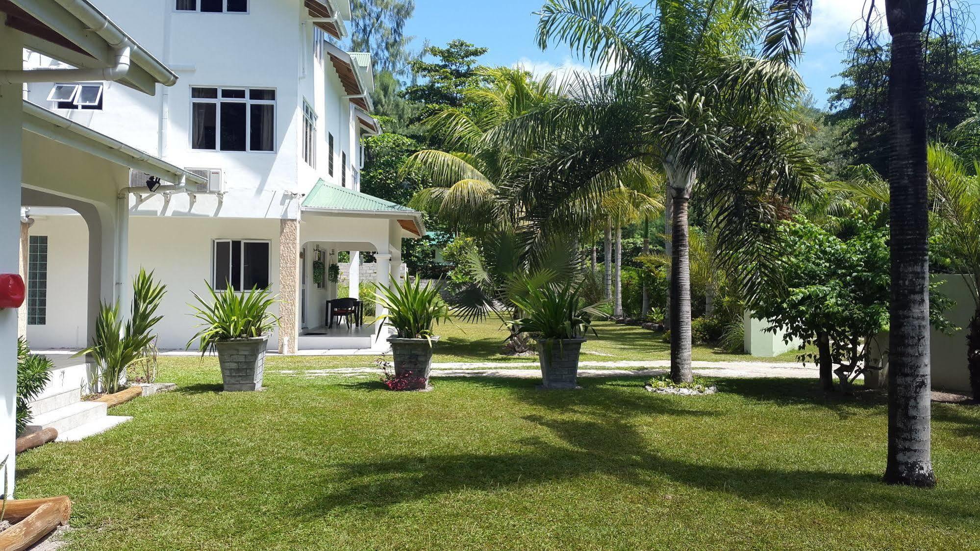 La Modestie Guest House Grand Anse  Extérieur photo